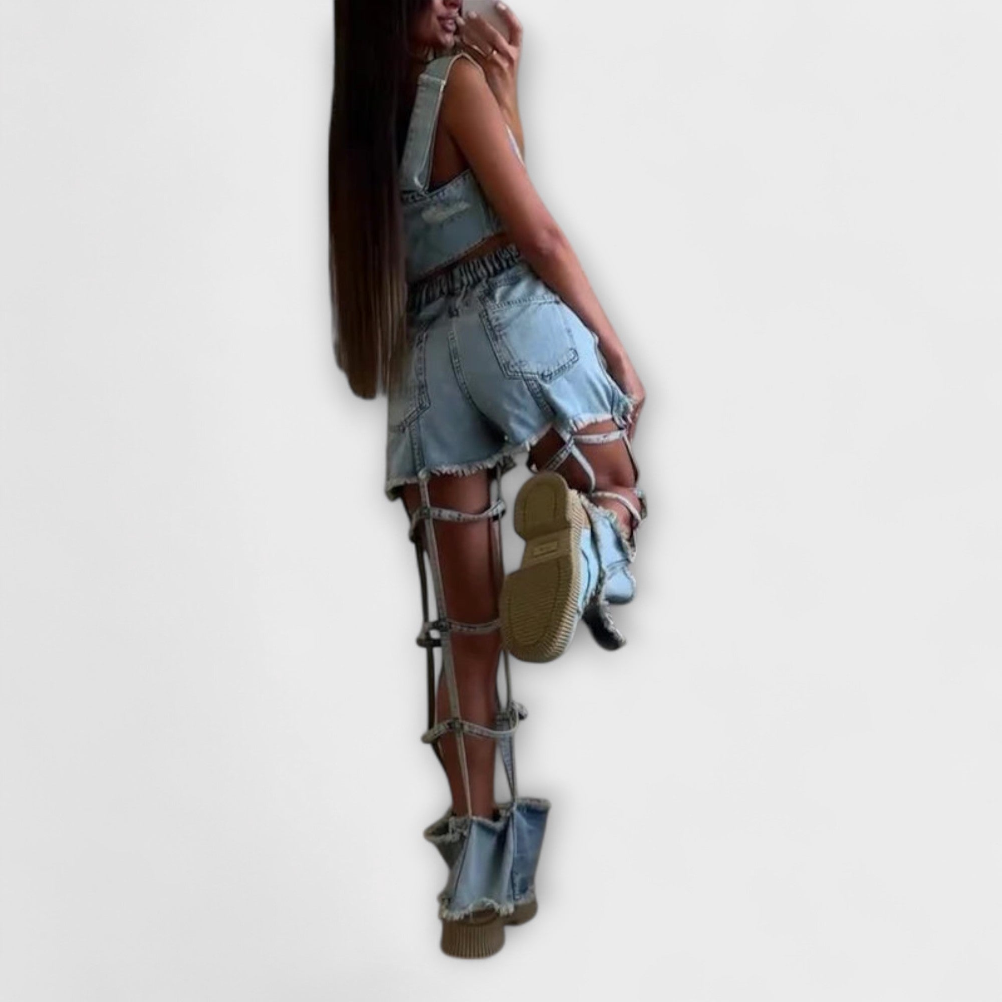 Gaia™ | Štýlový svetlomodrý denimový crop top s detailmi na ramienkach a roztrhnutými šortkami