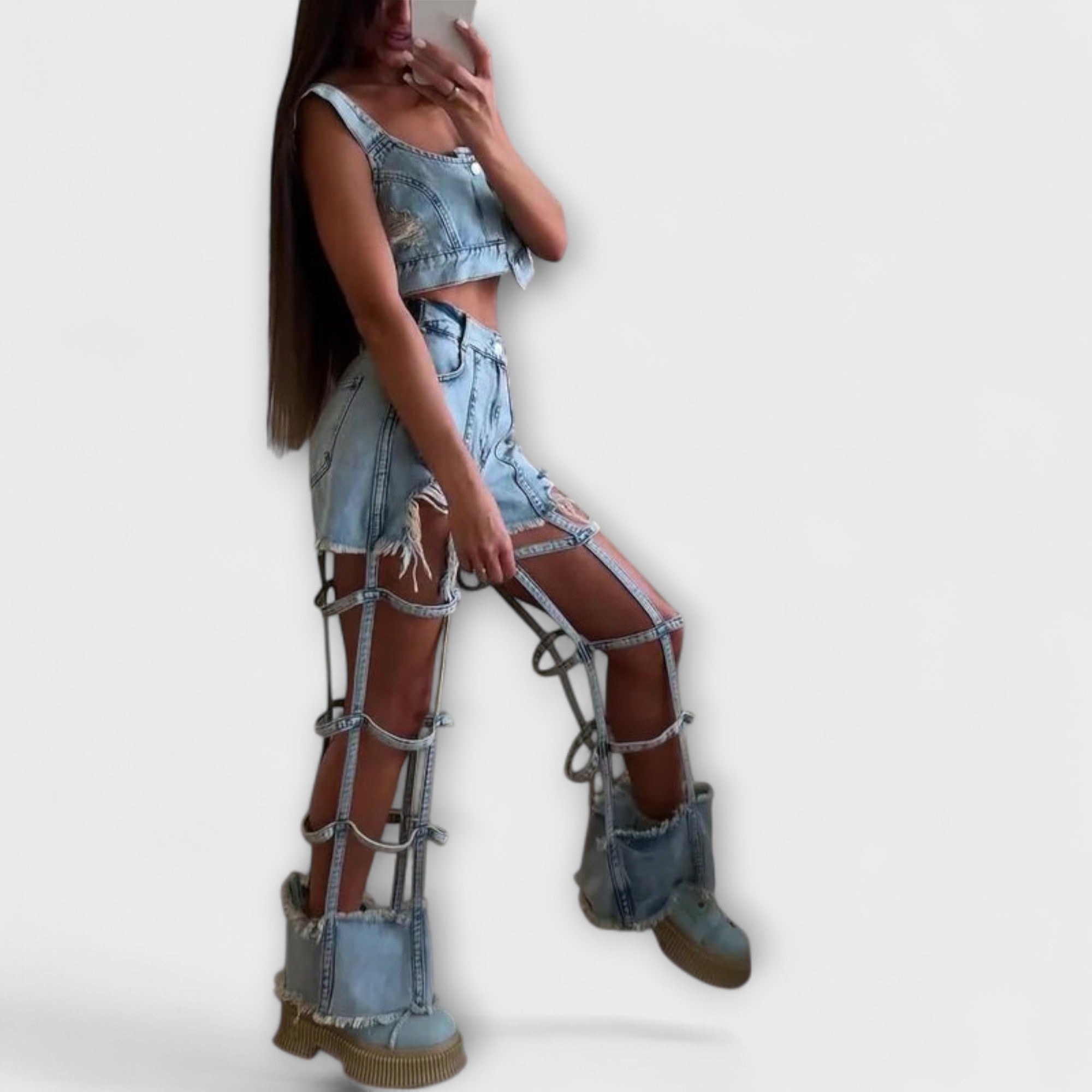 Gaia™ | Štýlový svetlomodrý denimový crop top s detailmi na ramienkach a roztrhnutými šortkami