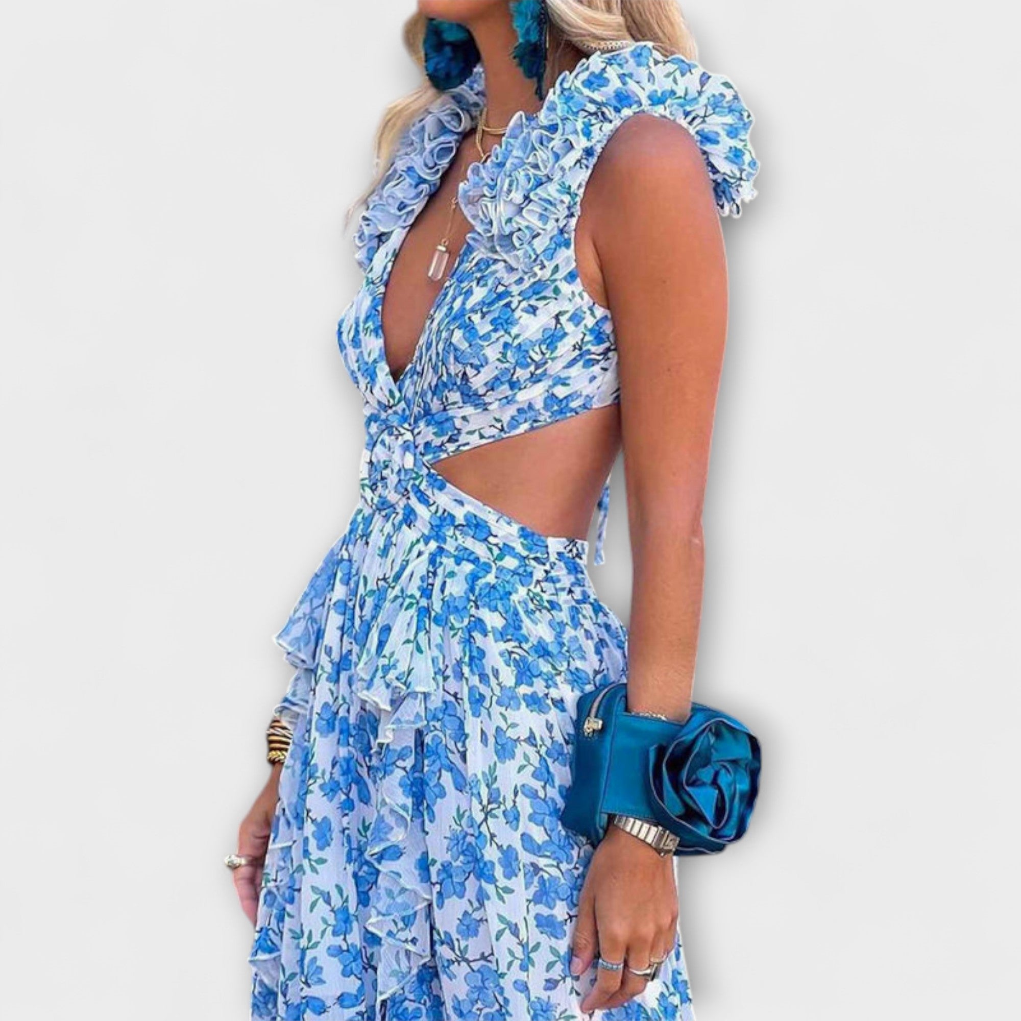 Elin ™ | Maxi šaty s volánmi a detailmi s výrezmi