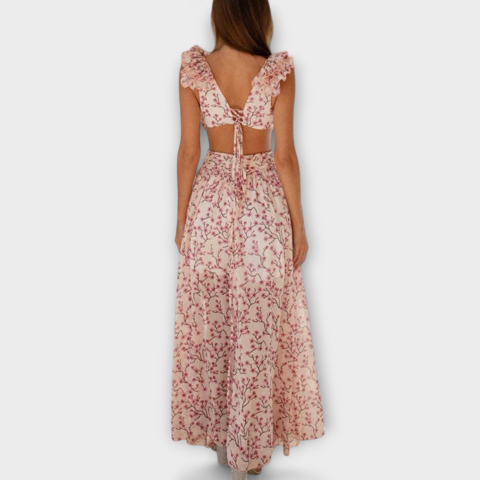 Elin ™ ｜ Maxi šaty s volánmi a detailmi s výrezmi